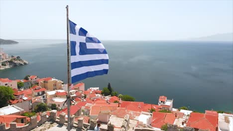 Griechische-Flagge-Weht-In-Zeitlupe-In-Der-Griechischen-Stadtburg-Kavala,-In-Der-Altstadt-Und-Mit-Meerblick