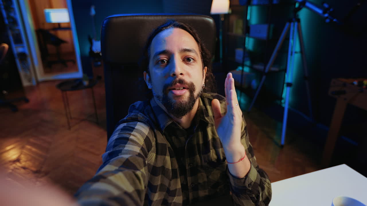 creador de contenido que utiliza el teléfono inteligente para hacer transmisión en vivo para los suscriptores, pov