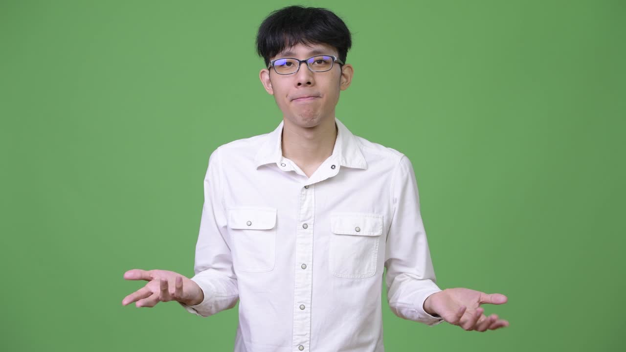 어깨를 끄덕이는 젊은 아시아 사업가