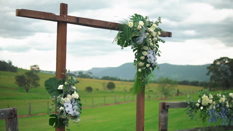 Einfacher-Hölzerner-Blumenbogen-Für-Eine-Hochzeit-Im-Freien---Mittlerer-Schuss