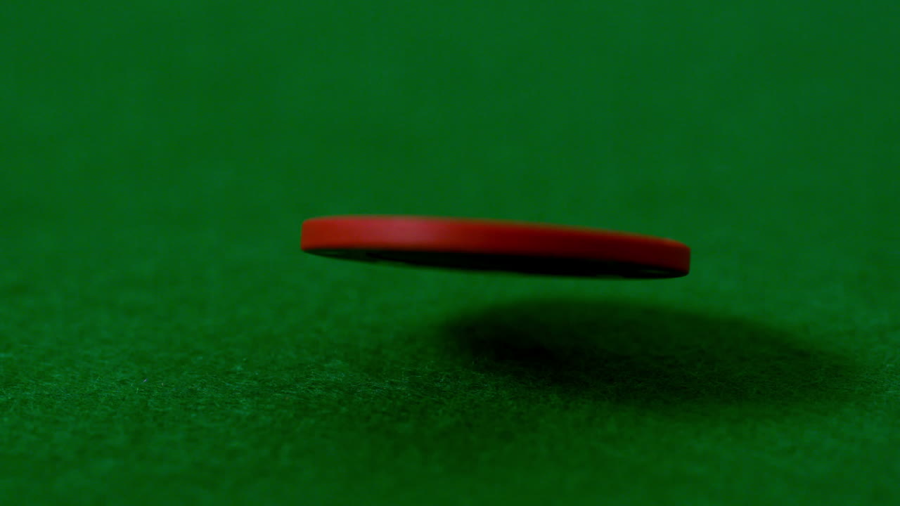 Fiches da casinò che cade su un tavolo verde