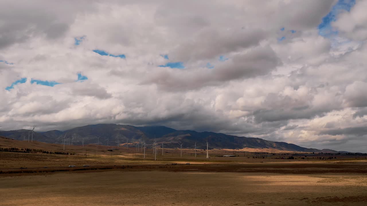 nubes de tormenta rodando sobre llanuras montañosas