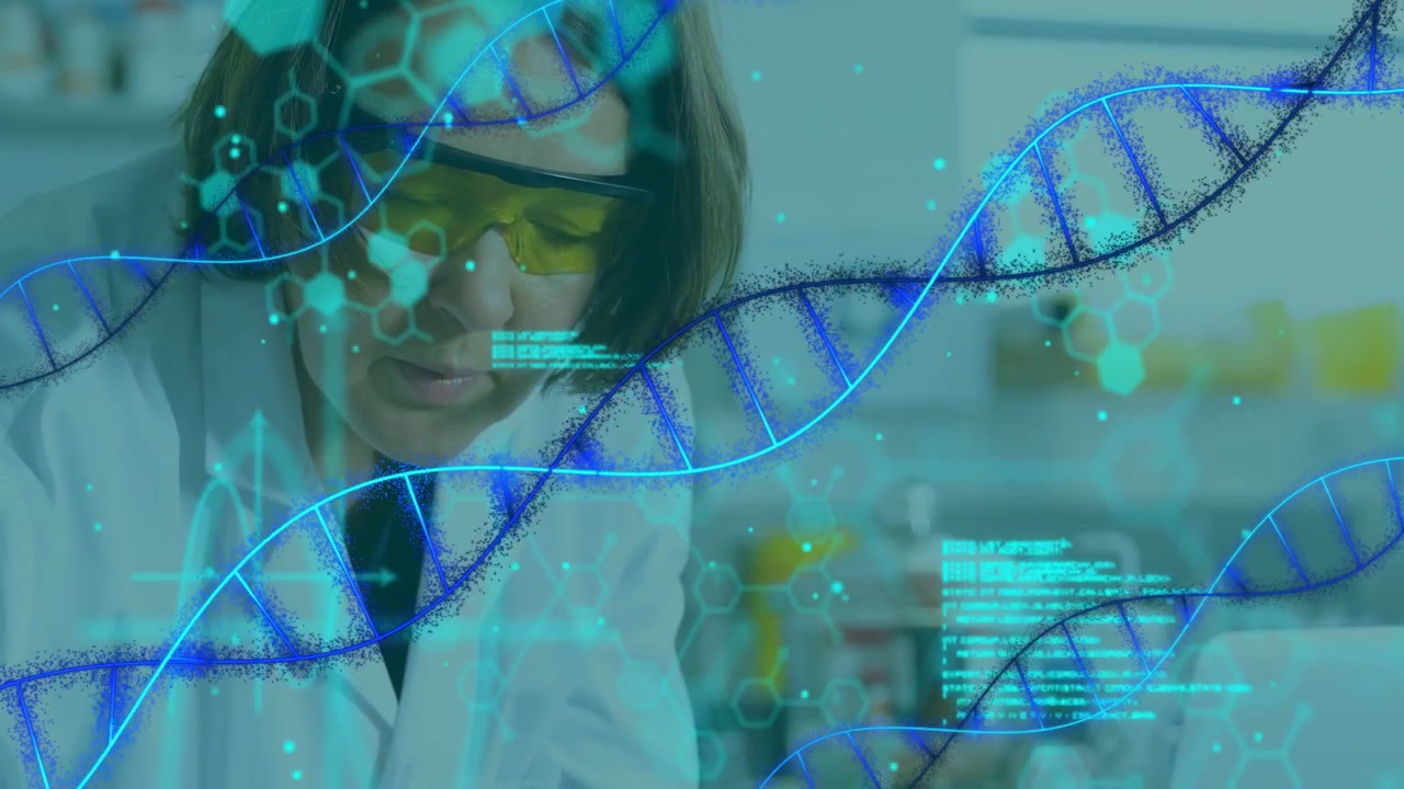 Scienziata che si china per ispezionare un campione per la genomica al banco, con grafici a elica di DNA che scorrono su di lei.