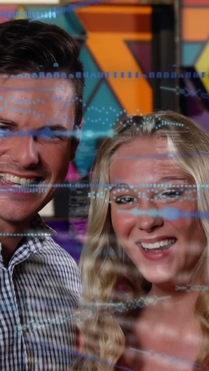Video verticale: Telecamera che inquadra un uomo che si gira verso una donna che sorride e posa per il marketing, con overlay a forma d'onda blu