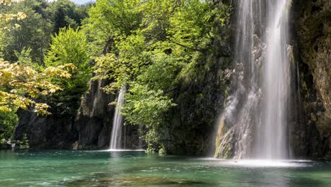 arroyo de cascada en el parque nacional de plitvice, día soleado en croacia