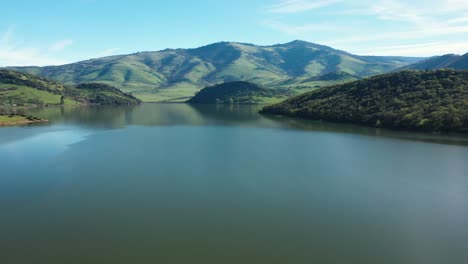 Hermosa-Vista-Aérea-Del-Lago-Emigrante-En-El-Sur-De-Oregon