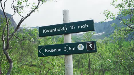 Wegweiser-Zeigen-Die-Richtung-Entlang-Des-Wanderwegs-Von-Kvaenan-In-Senja,-Norwegen