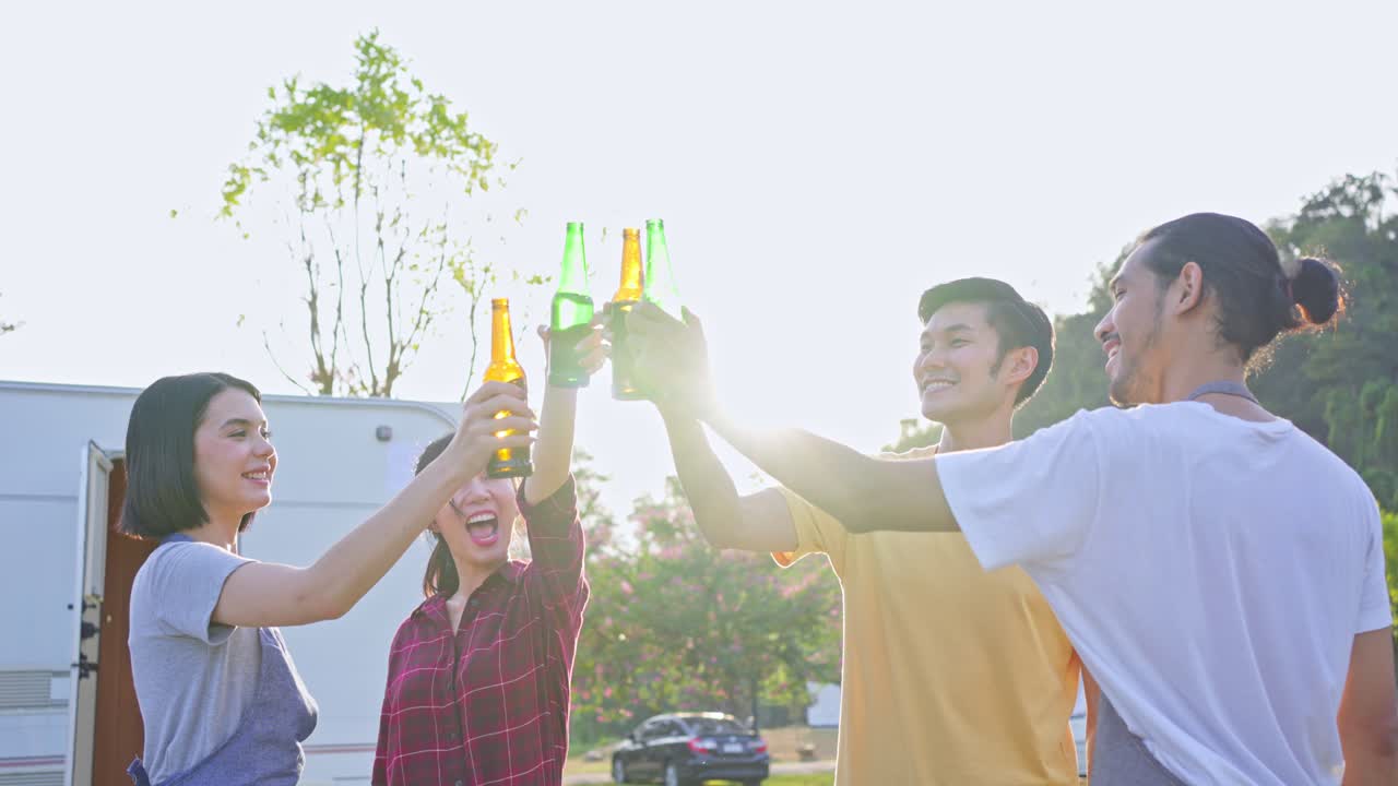 친구들이 bbq를 즐기고 있습니다.