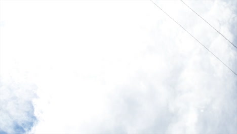 nubes blancas hinchadas el cielo el lapso de tiempo