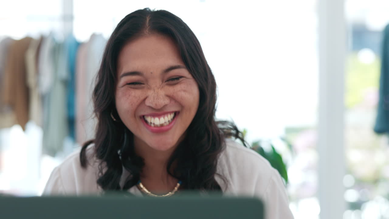 전자상거래, 패션, 흥분된 아시아 여성