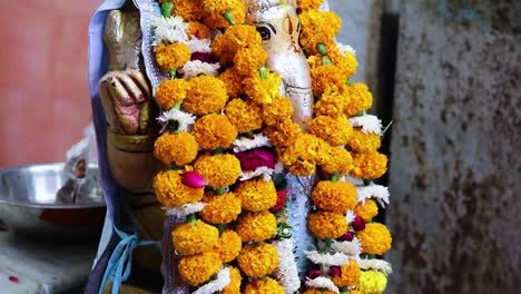 Das-Mit-Blumen-Verehrte-Hinduistische-Gott-Ganesha-Idol-Wurde-Aus-Einem-Flachen-Winkel-Aufgenommen.-Das-Video-Wurde-Im-Ganesh-Tempel-Ratanada-Jodhpur-Rajasthan-Indien-Aufgenommen