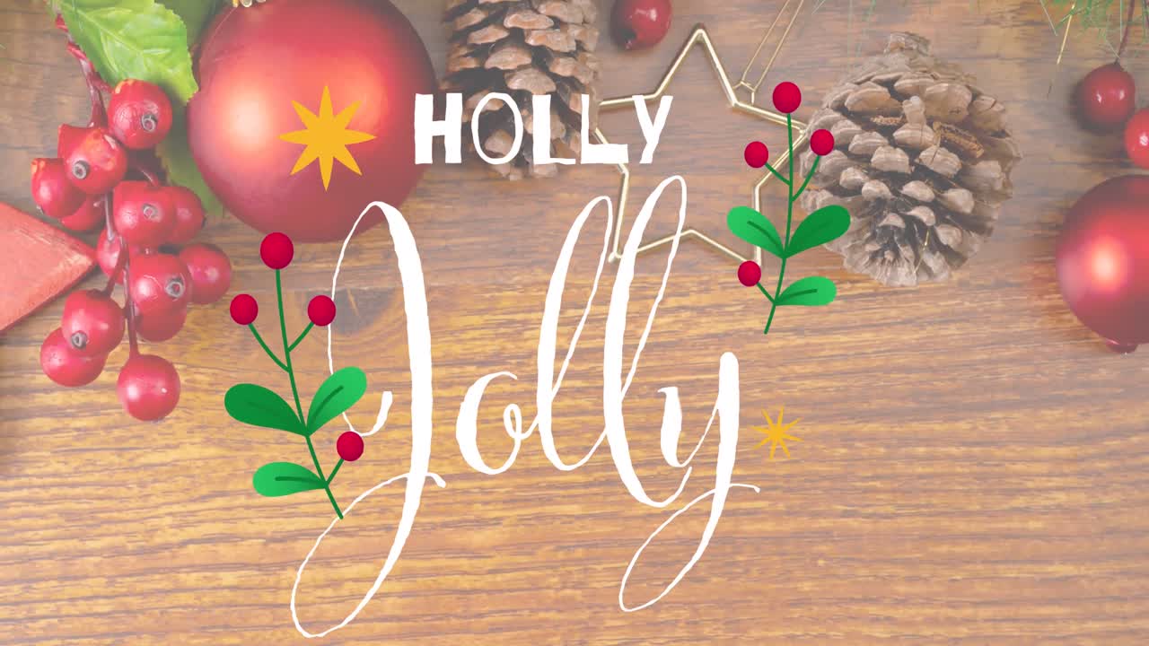 Videoen er en komposisjon av julepynt med et tre, julekuler og kongler på en treoverflate
