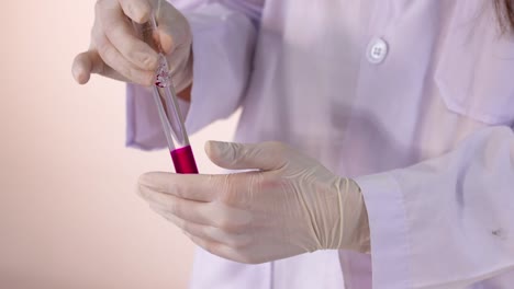 científico lleva a cabo una reacción química en un entorno de laboratorio