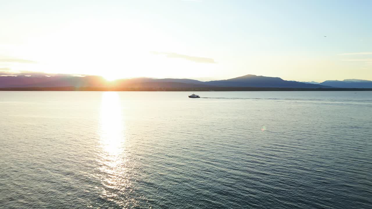 스위스에서 해가 뜨는 동안 제네바 호수에서 항해하는 배의 드론 을 꺼내