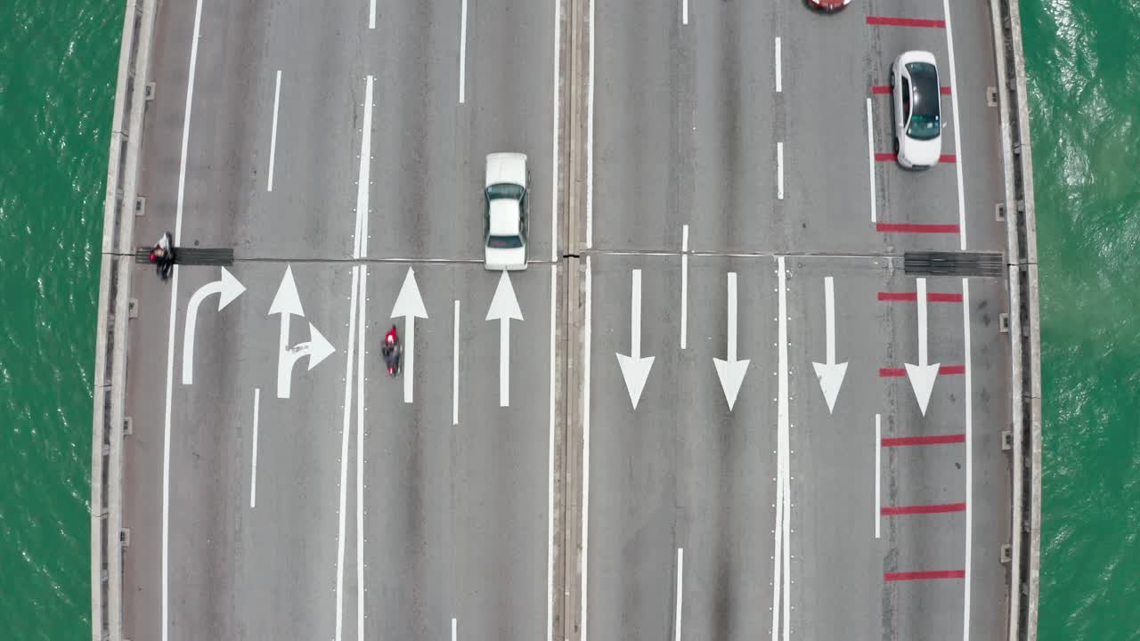 양방향 교통으로 페낭 다리 말레이시아 차선의 공중 평면도, 드론 조감도 클로즈업 리프트 샷