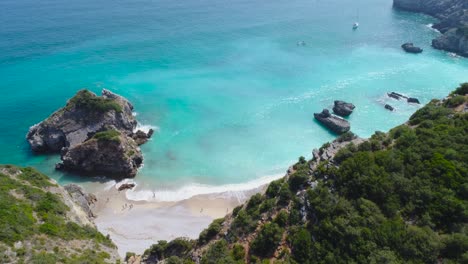 Blick-Auf-Den-Wilden-Strand-Von-Ribeira-Do-Cavalo,-Sesimbra,-Portugal