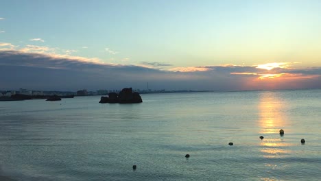 Desvencijado-Muelle-Privado-De-Madera-En-El-Océano-Pacífico-Panorámico-De-Derecha-A-Izquierda-Para-Ver-La-Playa-De-Arena-Al-Atardecer