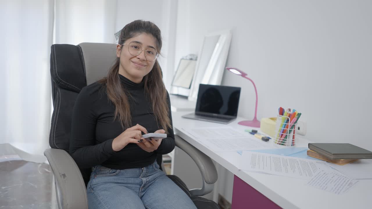 mujer estudiando en casa