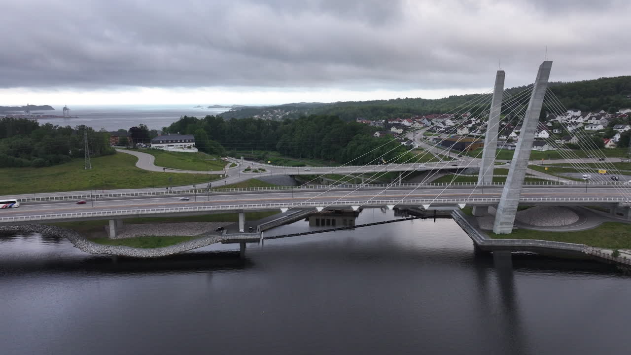 노르웨이 의 흐린 날 에 라르비크 에 있는 파리스 다리 - 공중 촬영