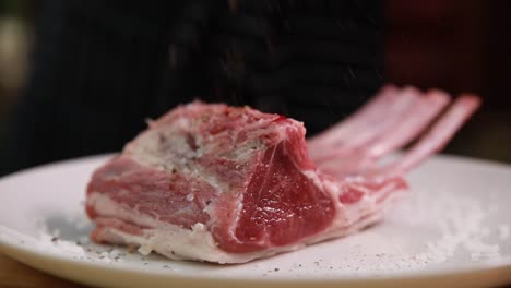 las costillas de cordero crudas para condimentar