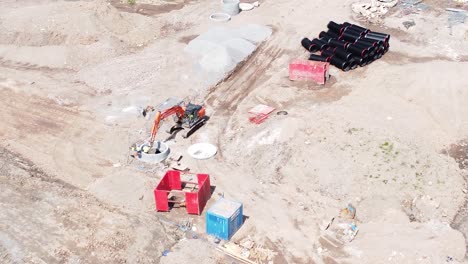 Vehículo-Excavadora-De-Excavación-Que-Prepara-Una-Tubería-De-Hormigón-Vista-Aérea-De-Pájaro-En-El-Desarrollo-De-Viviendas-Sitio-De-Construcción-Industrial