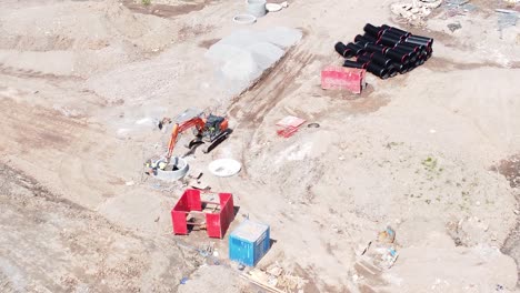 vehículo excavadora de excavación que prepara una tubería de hormigón vista aérea de pájaro en el desarrollo de viviendas sitio de construcción industrial