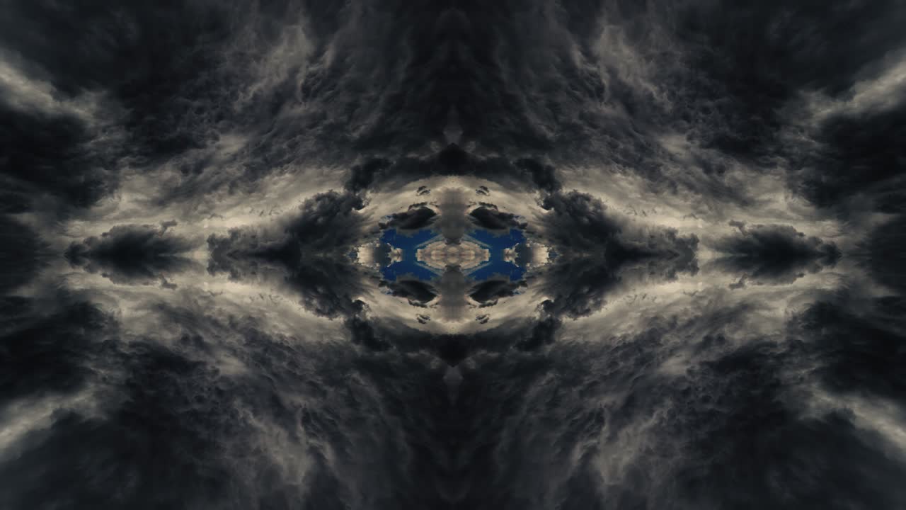 video de lapso de tiempo de 4k de cielo daramatic con nubes en movimiento y efecto espejo de reflejo como en un caleidoscopio. hermoso patrón fractal de cielo dramático con clima cambiante.