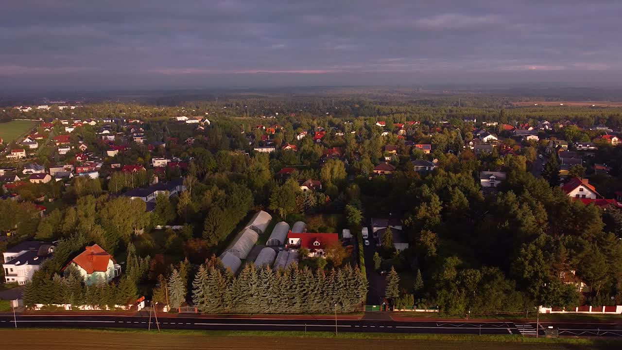 suburbio europeo frondoso iluminado por parches de luz solar matutina justo después de la lluvia