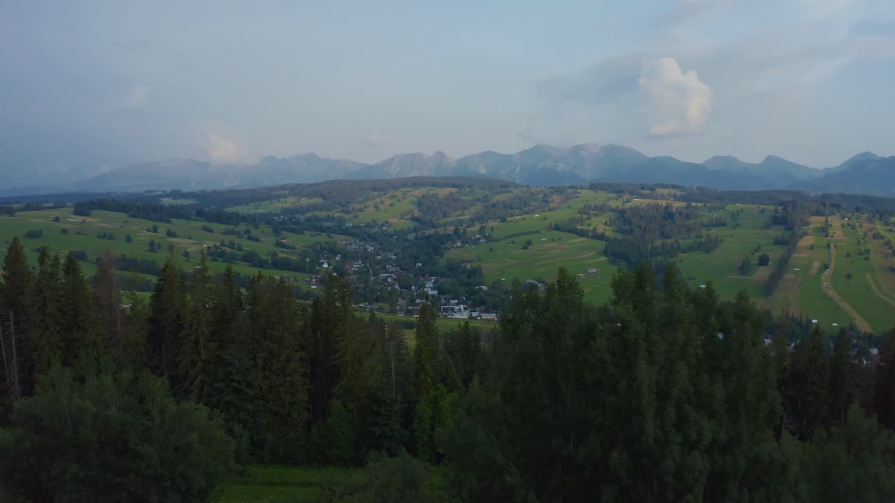 retirada sobre pueblos y bosques de montaña en dzianisz, condado de tatra, voivodato de pequeña polonia, sur de polonia