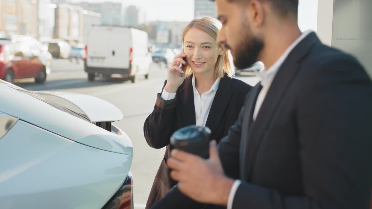 personas de negocios cargando vehículos eléctricos
