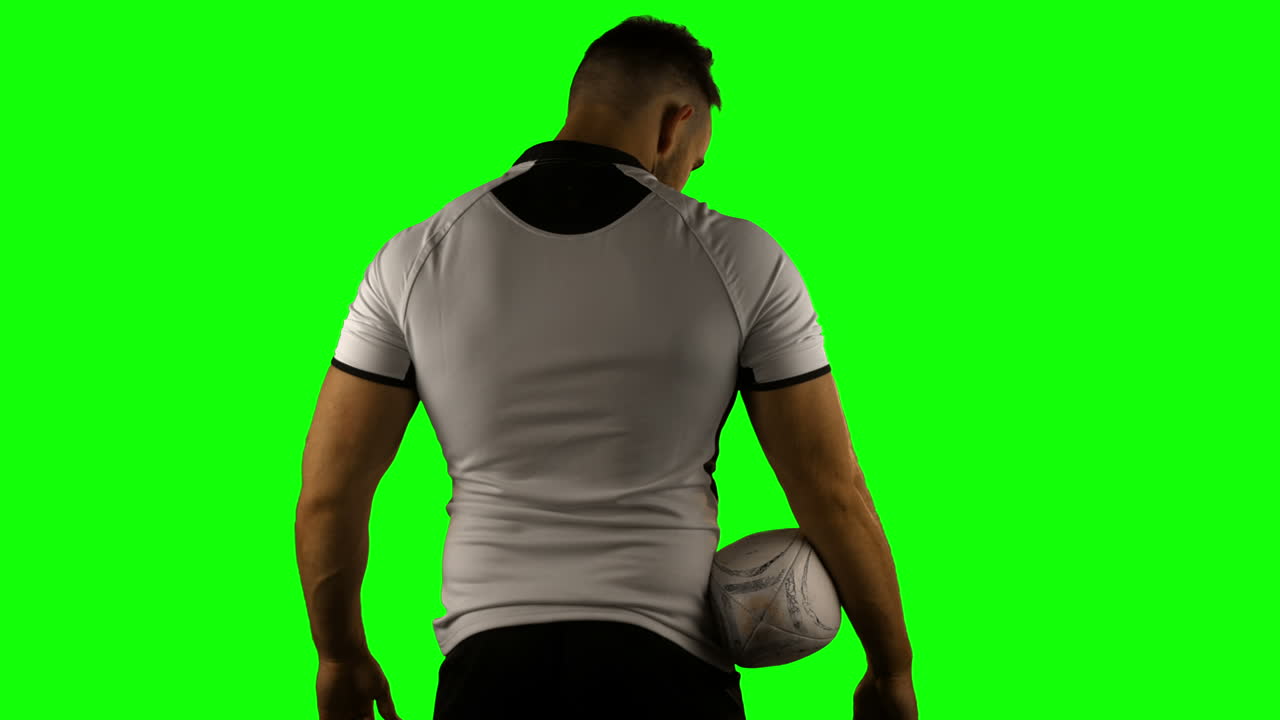 jugador de rugby serio sosteniendo la pelota