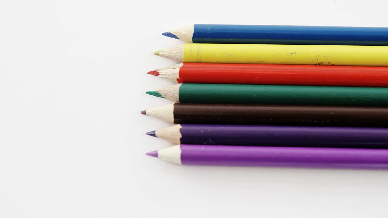 primer plano de lápices de colores dispuestos en una fila