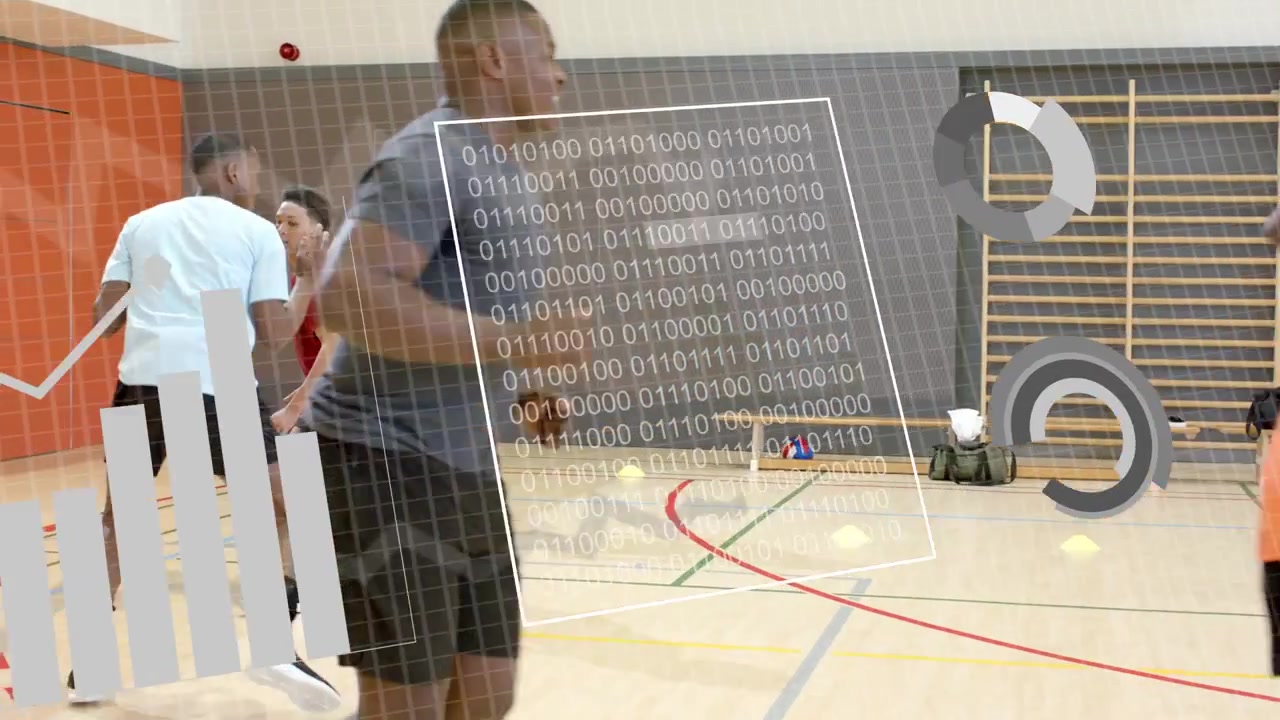 Équipe effectuant des exercices d'agilité autour de cônes jaunes puis sprintant latéralement pour l'entraînement, avec des graphiques HUD superposés aux joueurs