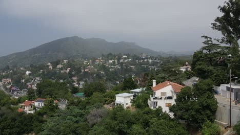 An-Einem-Nebligen-Morgen-Gleiten-Wir-über-Die-Hügel-Hollywoods-In-Richtung-Freeway-101-Mit-Dem-Hollywood-Schild-Im-Hintergrund