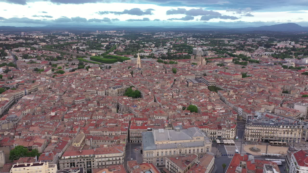 Amplia vista aérea matutina del centro de Montpellier, el Écusson, de estilo mediterráneo antiguo.