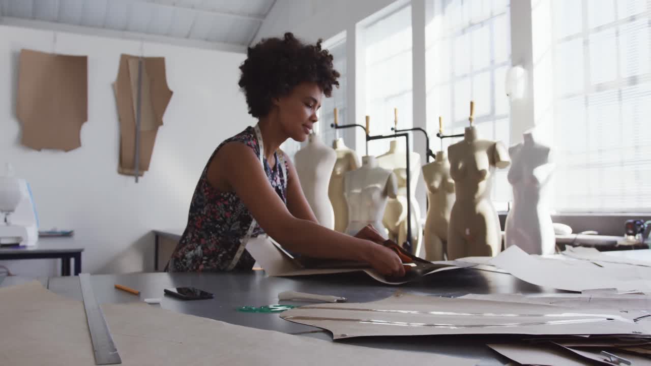 mujer de raza mixta trabajando en una oficina creativa