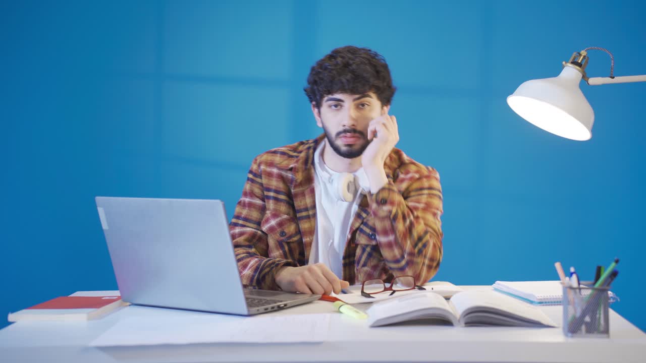 el estudiante infeliz no puede estudiar distraído y está aburrido.