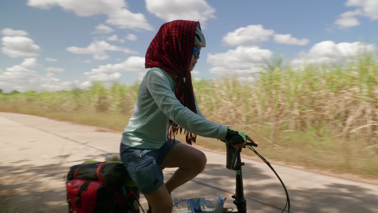Evitare colpi di sole durante la maratona di ciclismo nella provincia di Nan, Thailandia.