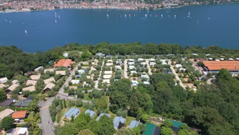 Toma-Aérea-Del-Campamento-Del-Complejo-Glamping-De-Fin-De-Semana-Cerca-Del-Lago-De-Garda,-Italia