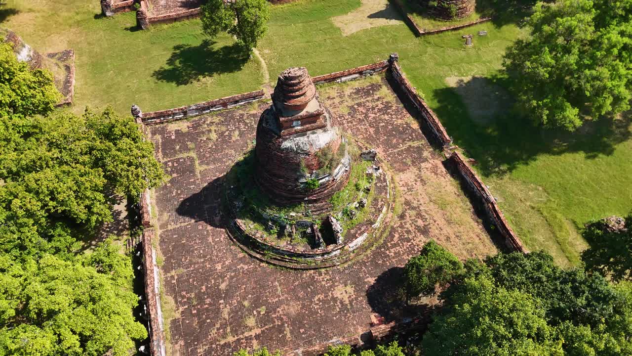 Foto aerea da drone ad alta angolazione delle antiche rovine di un chedi buddista in mattoni ad Ayutthaya, Thailandia