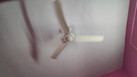 방에서 회전하는 팬의 4k 비디오