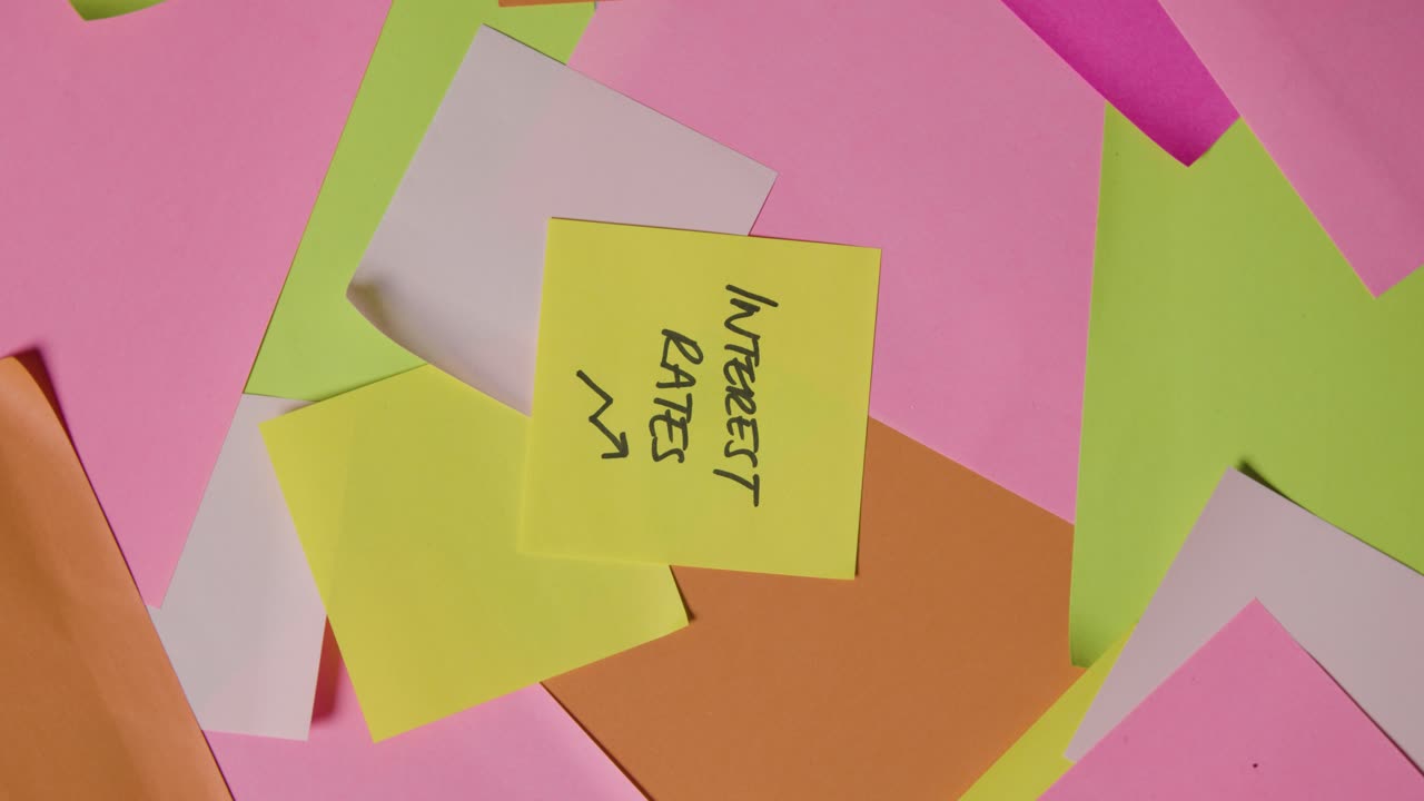 concepto de negocio de notas adhesivas giratorias con tasas de interés escritas en la nota superior