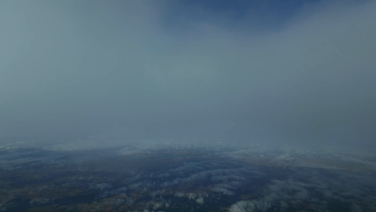 hiperlapso único del piloto pov volando a través de una capa de estrato