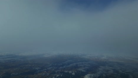 hiperlapso único del piloto pov volando a través de una capa de estrato