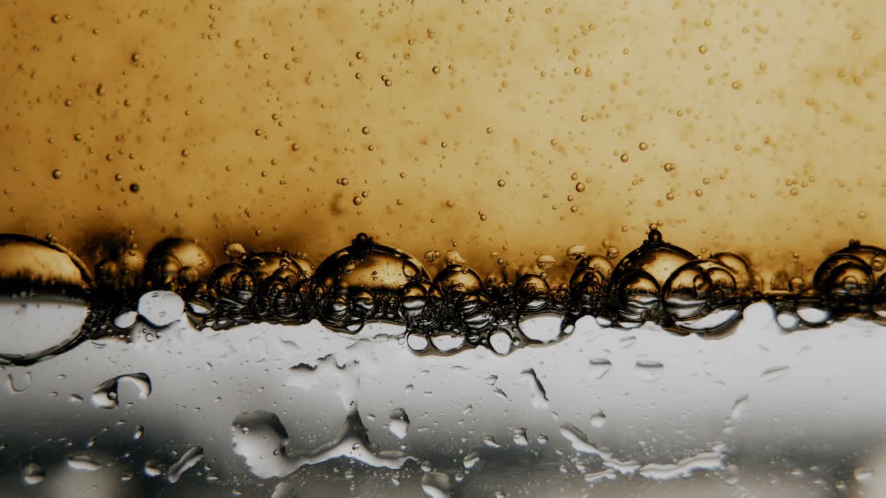 물 위를 헤엄치는 기름