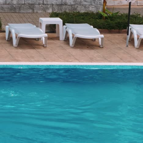 una joven sensual relajándose en la piscina.
