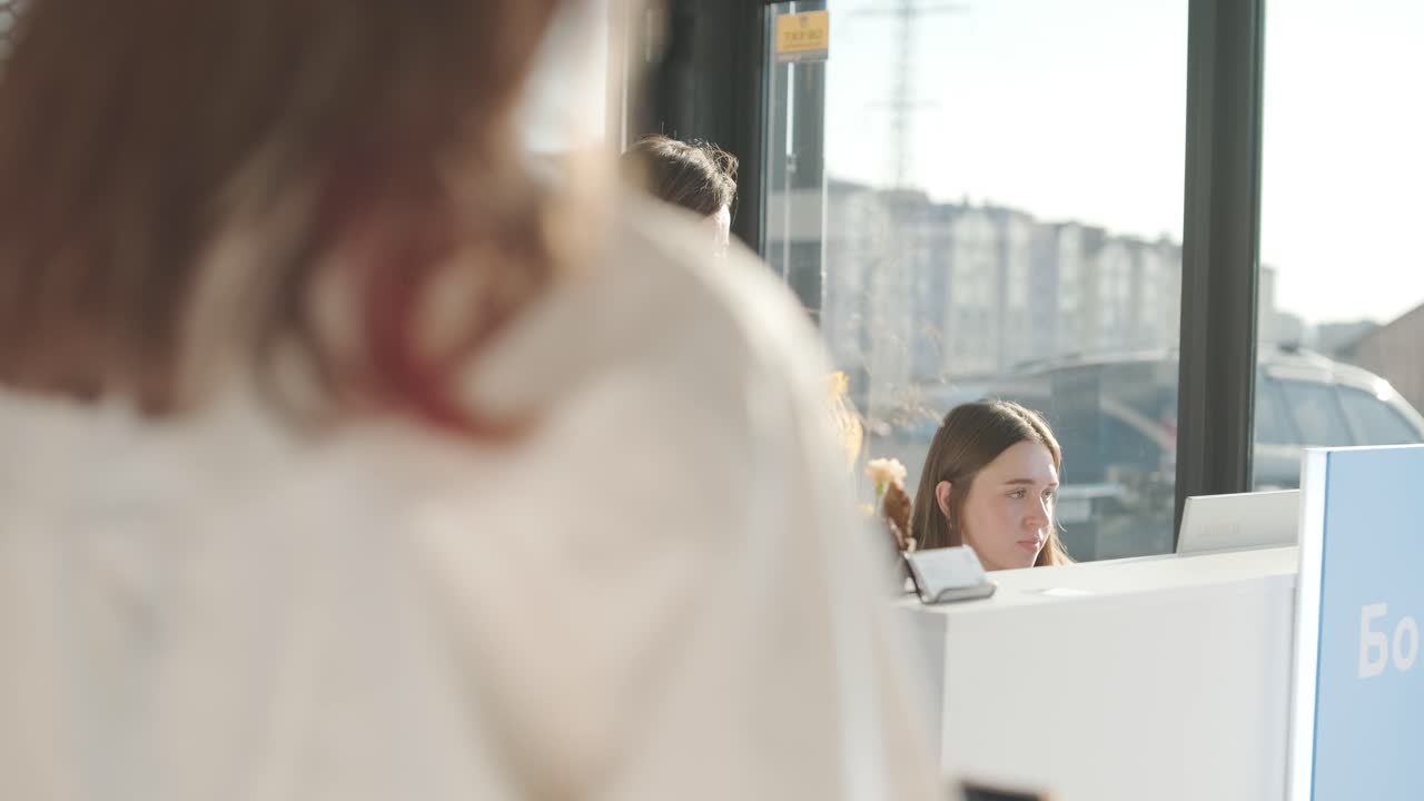 사무실을 걸어다니는 자동차 서비스 매니저