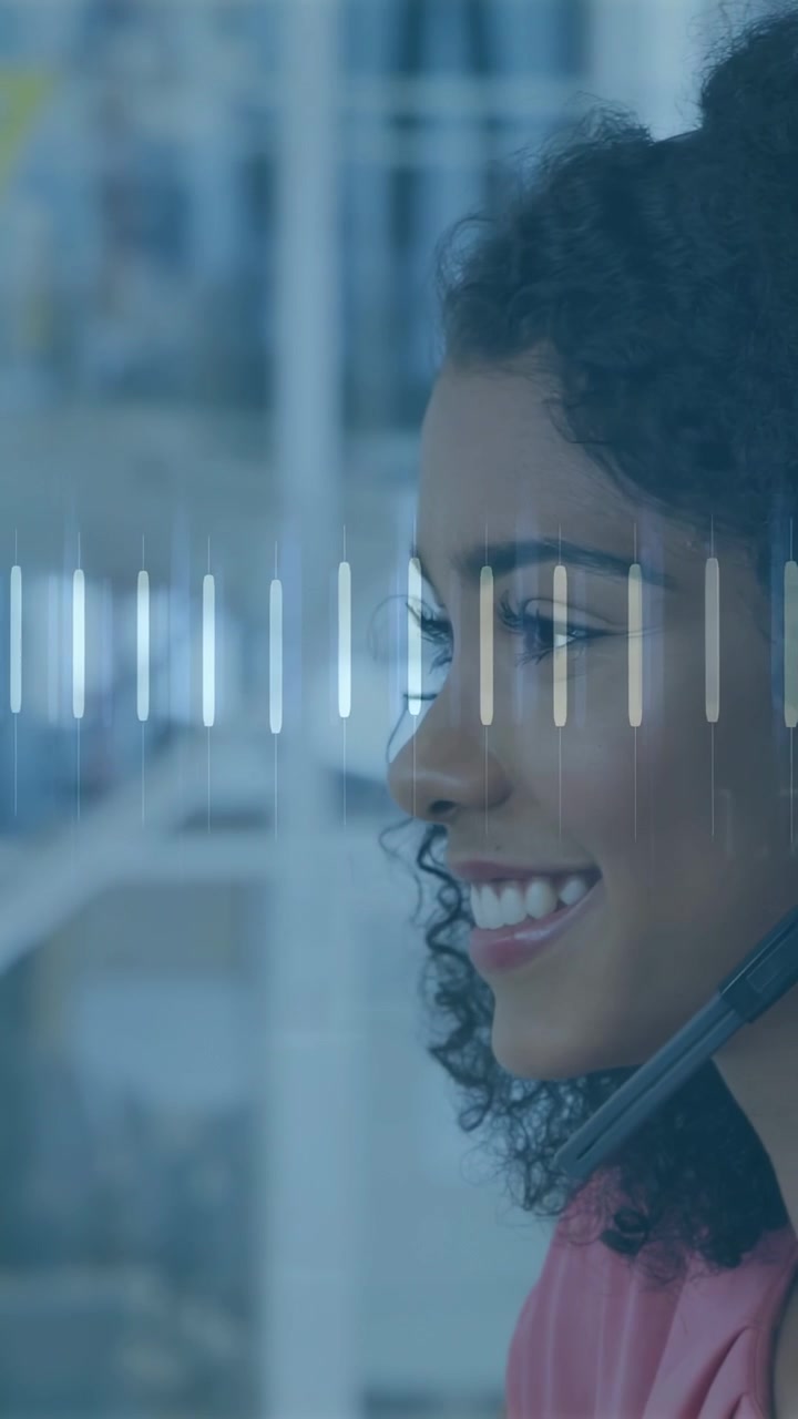 Video verticale: Agente che parla con un auricolare, visualizzando barre audio e un grafico giallo per le metriche delle chiamate.