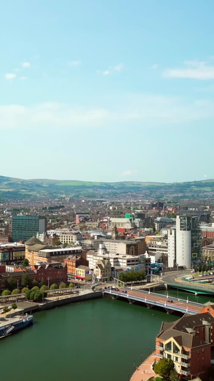 Stigende social aktivitet, luftfoto af Belfast centrum, Nordirland, Storbritannien på en lys og solrig dag. Produceret i 1080x1920, 60 FPS og med Rec709 farve