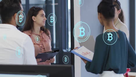animación de símbolos de bitcoin sobre diversos colegas que tienen una reunión en la oficina
